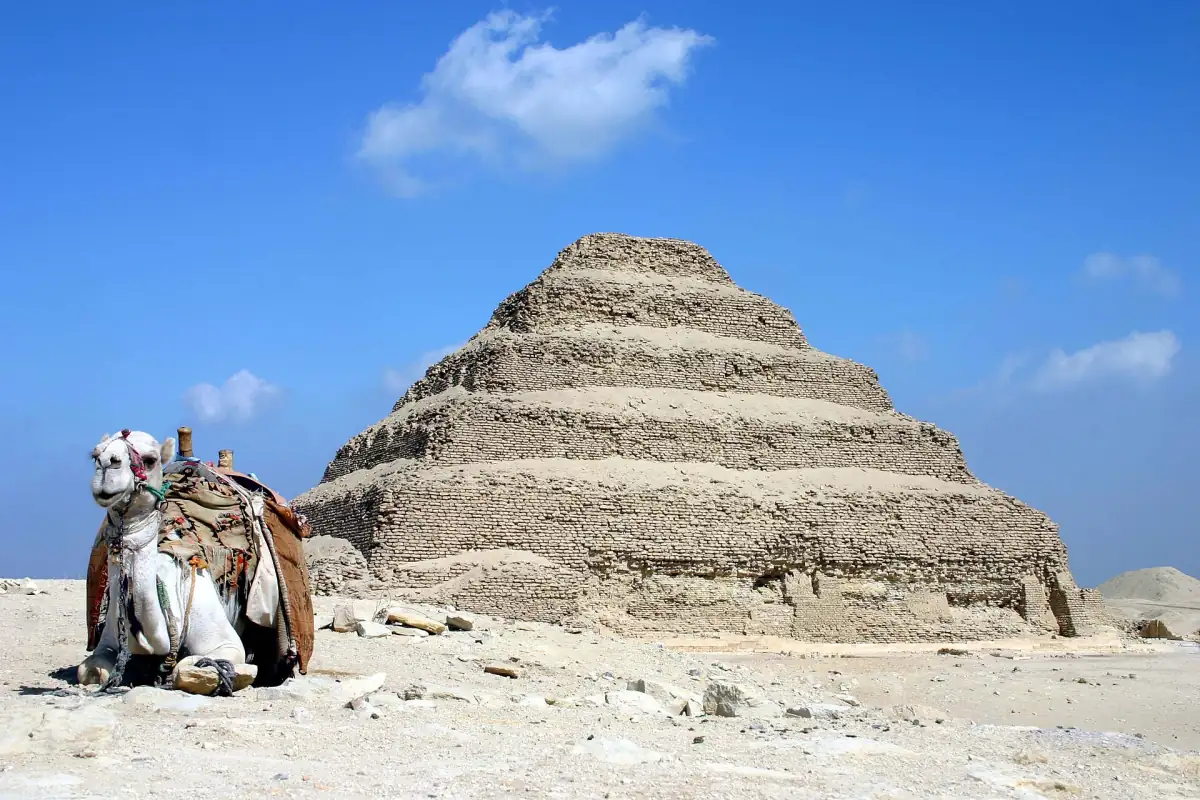 La pyramide à degrés de Djéser à Saqqarah